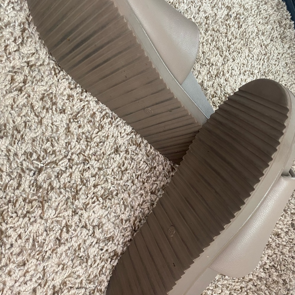 H&M Slides/SOLD - Picture 4 of 9